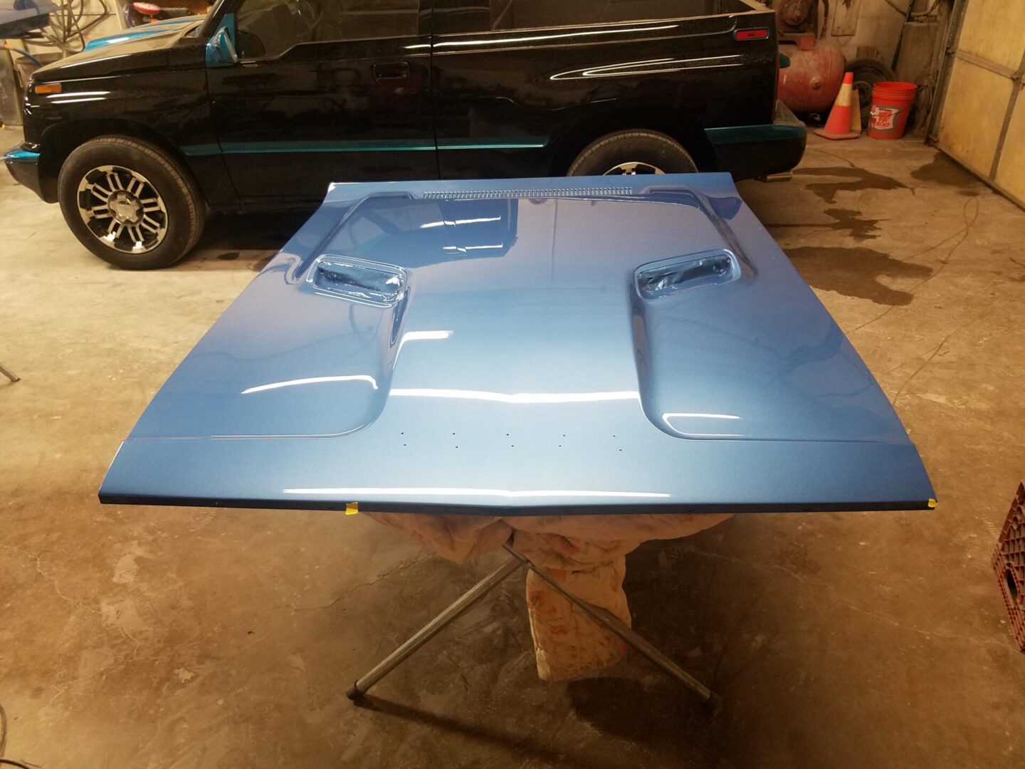 A blue hood for the 1972 Dodge Challenger Rallye