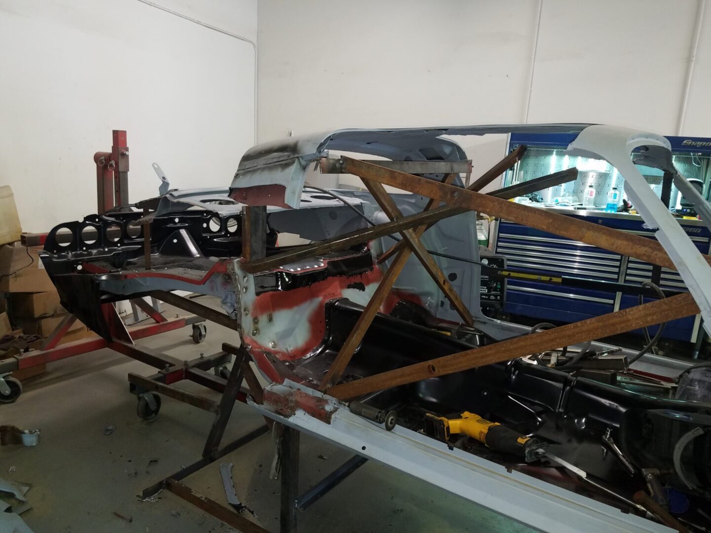 Metal supports for the frame of the car